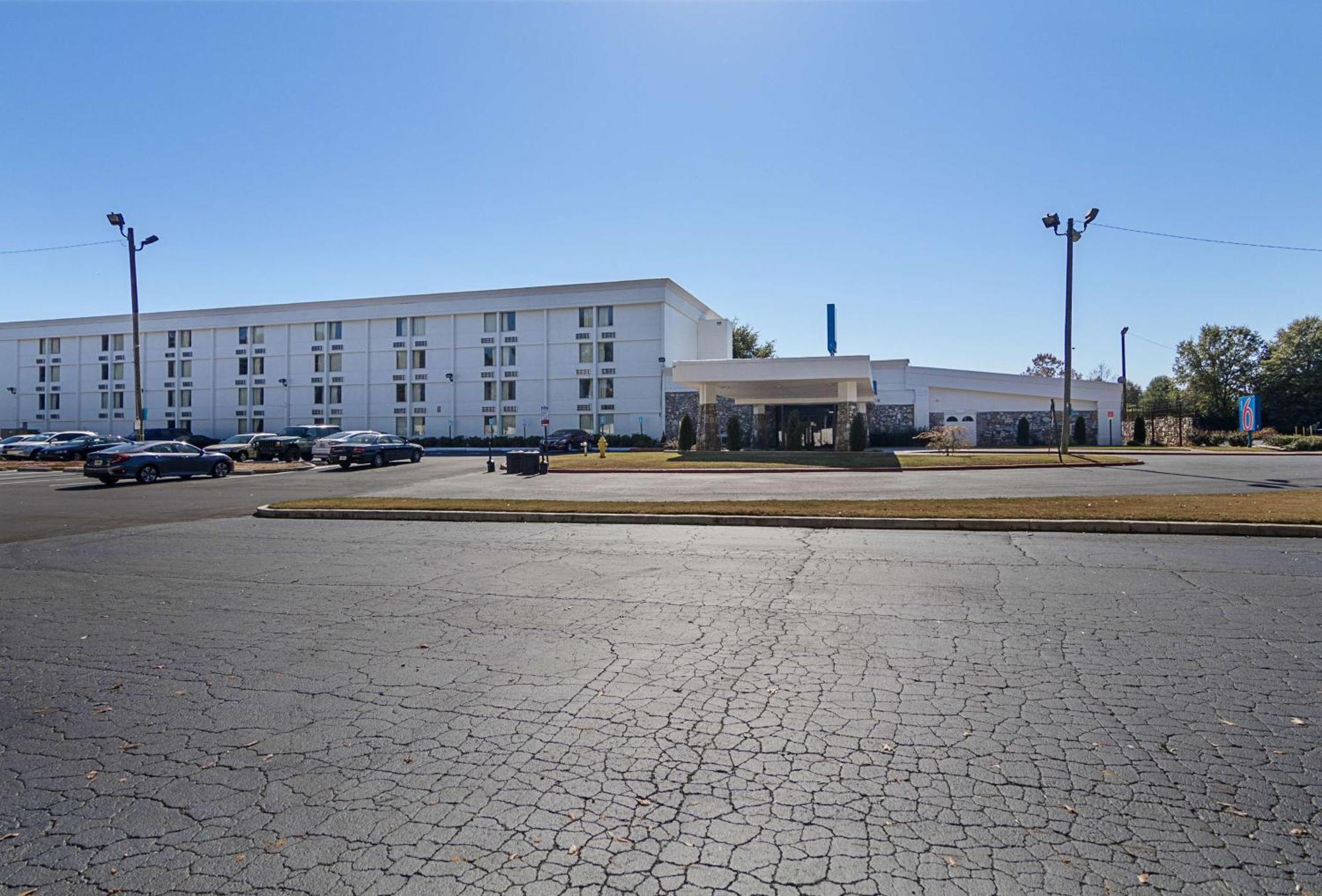 5 Cheap Hotels Near East Lake Golf Club for Smart Stays