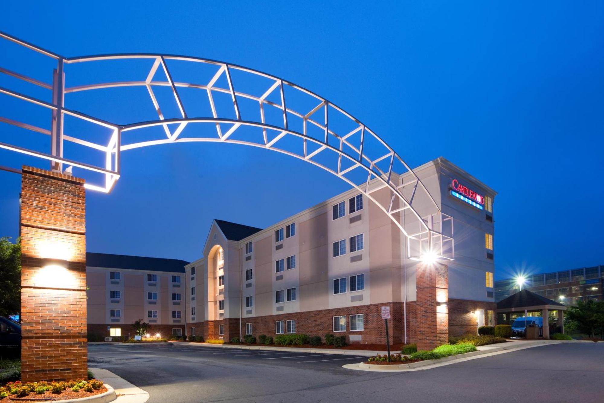 Staying Near Frying Pan Park: 4 Airport Hotels Compared