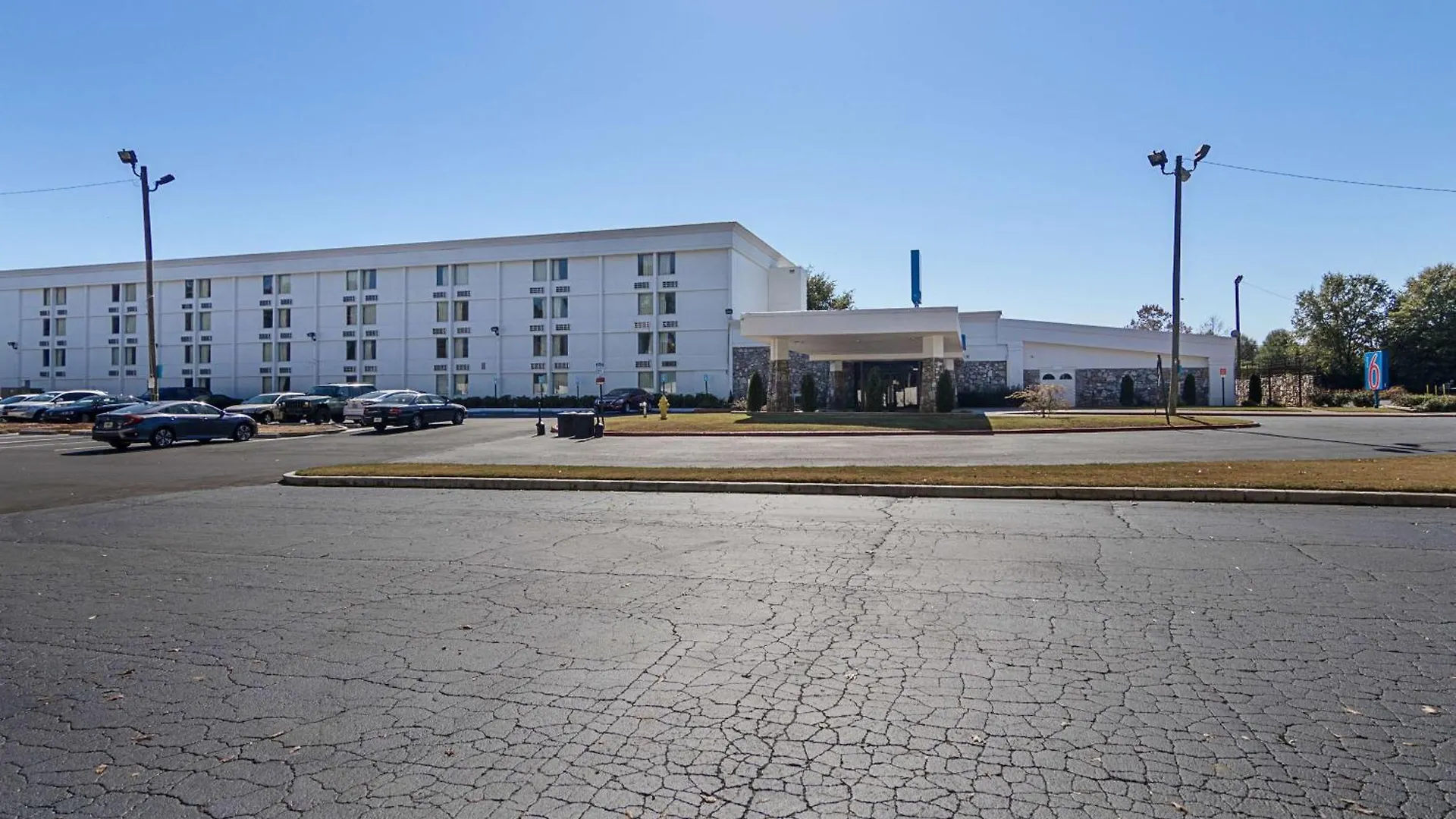 5 Cheap Hotels Near East Lake Golf Club for Smart Stays