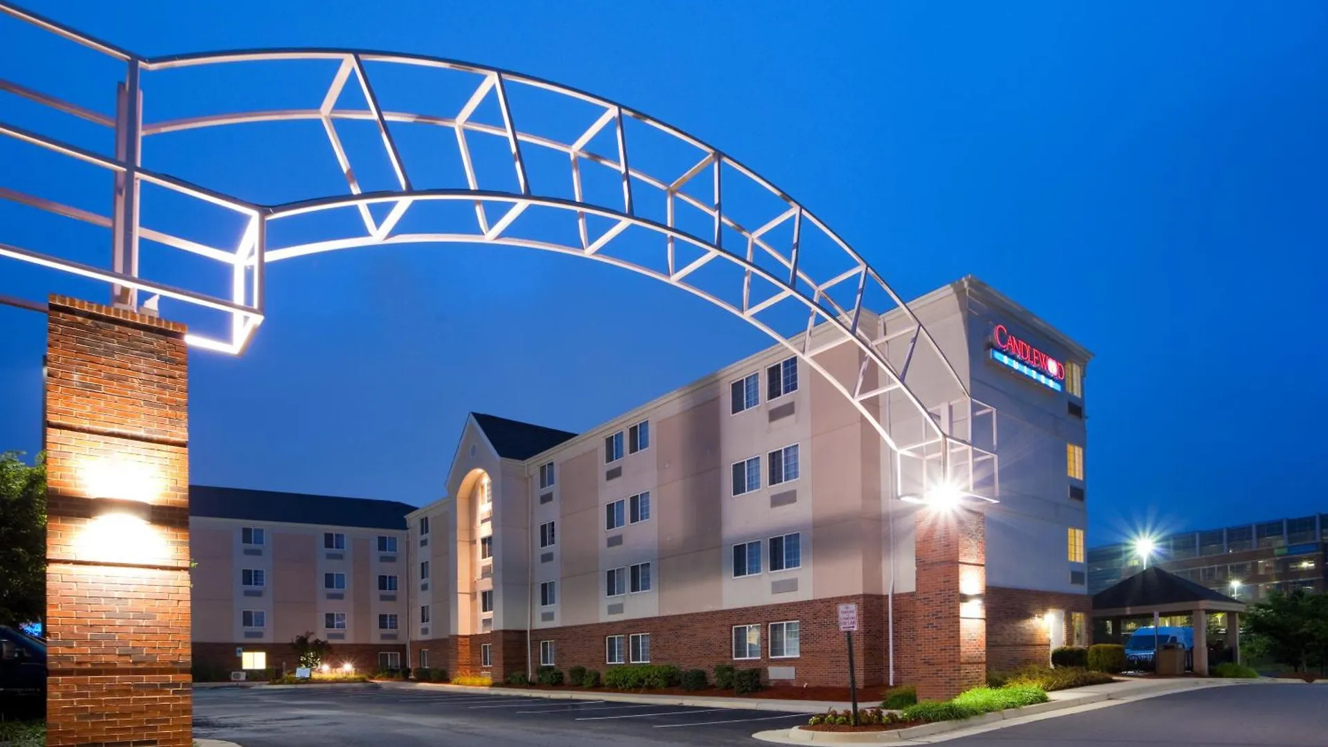 Staying Near Frying Pan Park: 4 Airport Hotels Compared